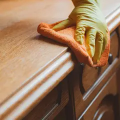 Skuteczne sposoby na usunięcie kleju do tipsów z mebli bez zniszczeń