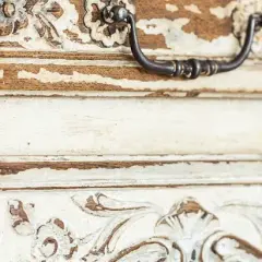 Jak postarzać meble domowymi sposobami: 8 skutecznych technik DIY