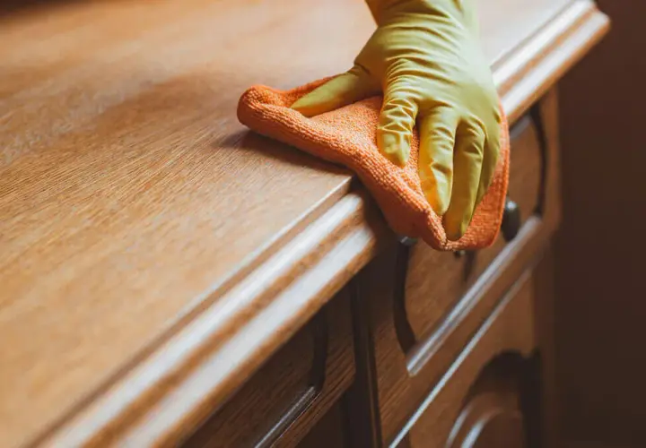 Skuteczne sposoby na usunięcie kleju do tipsów z mebli bez zniszczeń