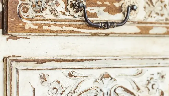Jak postarzać meble domowymi sposobami: 8 skutecznych technik DIY