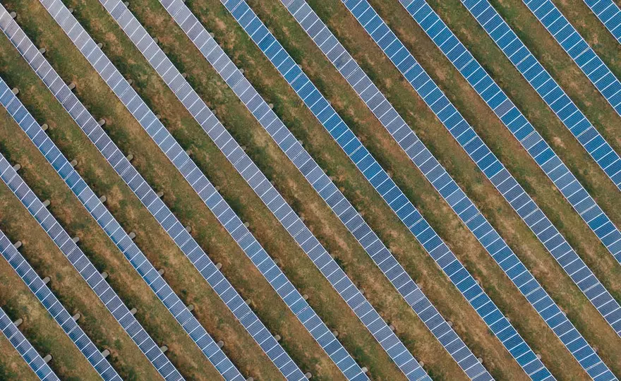  Panele fotowoltaiczne obrotowe - jak działają trackery solarne?