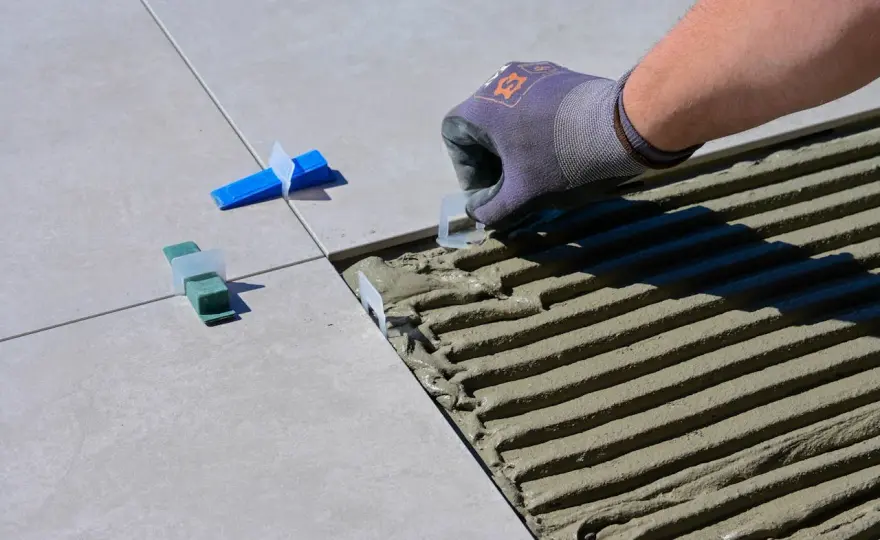 Jak naprawić popękaną fugę ceramiczną bez skuwania płytek?