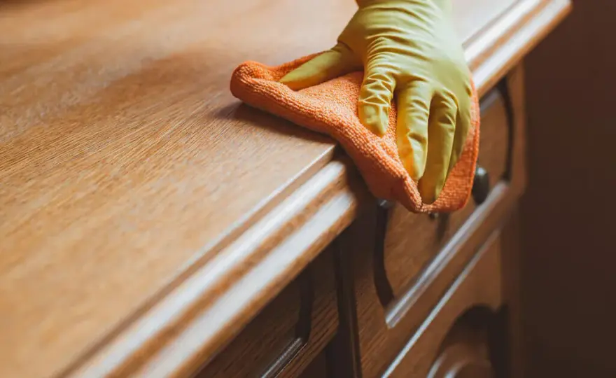 Skuteczne sposoby na usunięcie kleju do tipsów z mebli bez zniszczeń