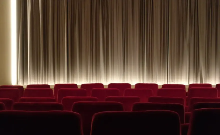 Premiery seriali w grudniu 2025: najciekawsze tytuły i gatunki, które musisz zobaczyć