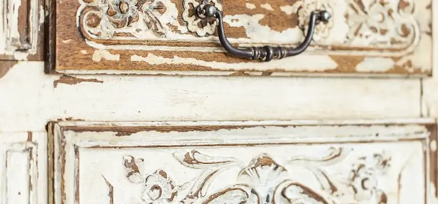 Jak postarzać meble domowymi sposobami: 8 skutecznych technik DIY