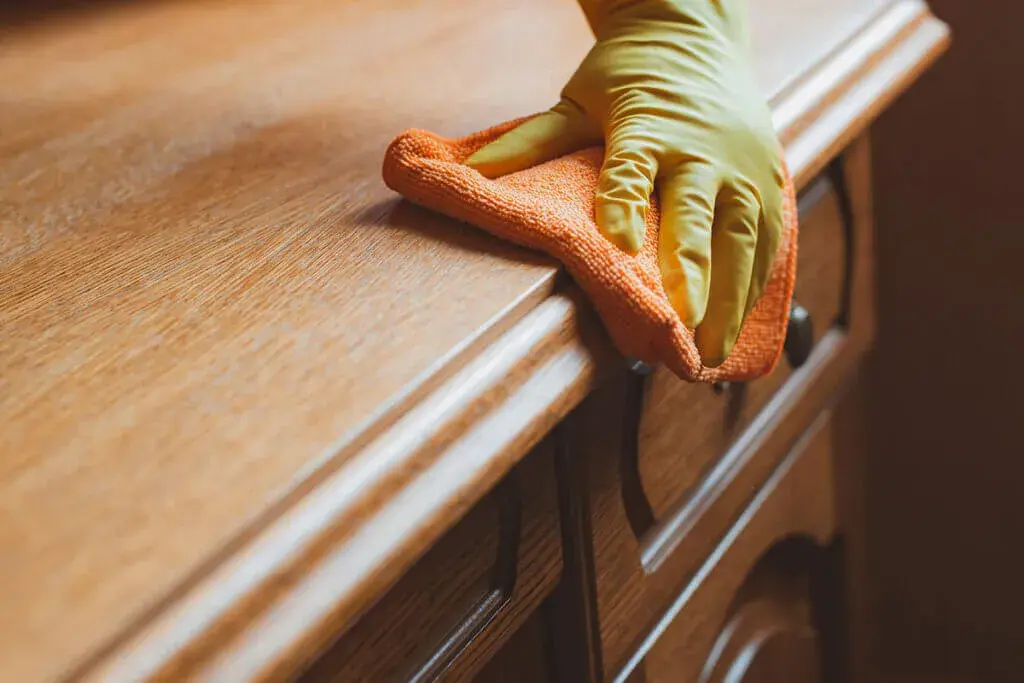 Skuteczne sposoby na usunięcie kleju do tipsów z mebli bez zniszczeń